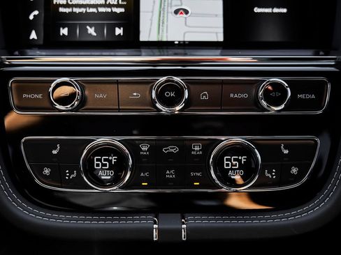 Used 2025 Bentley Bentayga AWD/4WD image 72