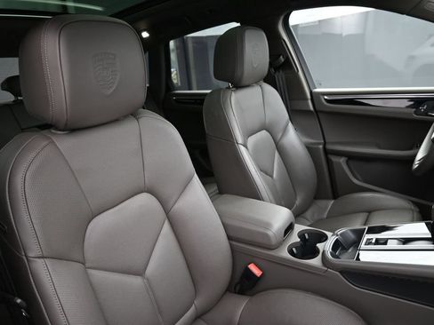Certified 2025 Porsche Macan AWD/4WD image 31