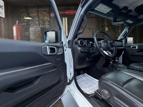 Used 2018 Jeep Wrangler Unlimited Sahara AWD/4WD image 15