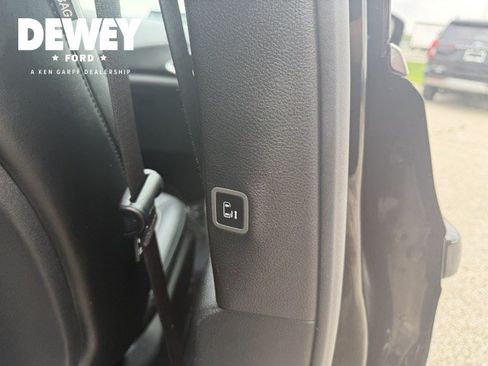 Used 2025 Chrysler Pacifica Select FWD image 36
