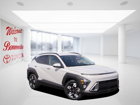 Used 2025 Hyundai Kona SEL FWD image 2
