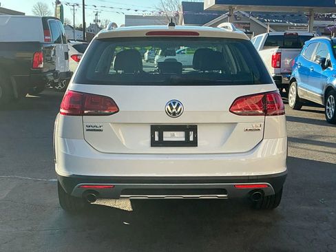 Used 2017 Volkswagen Golf Alltrack S image 5