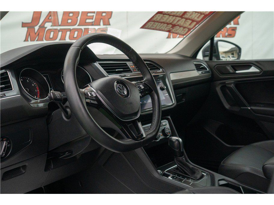 Used 2020 Volkswagen Tiguan SE w/ Panoramic Sunroof Package FWD image 33