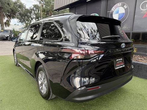 Used 2023 Toyota Sienna XLE image 4