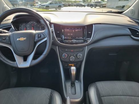 Used 2022 Chevrolet Trax LT w/ LT Convenience Package AWD/4WD image 24