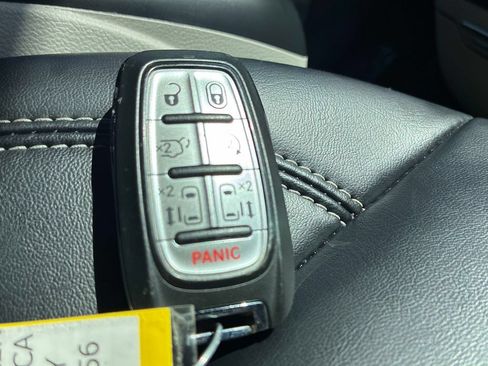 Used 2023 Chrysler Pacifica Touring-L FWD image 9