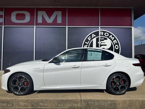 Used 2023 Alfa Romeo Giulia Veloce AWD/4WD image 15