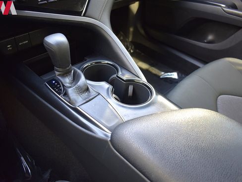 Used 2018 Toyota Camry LE image 20
