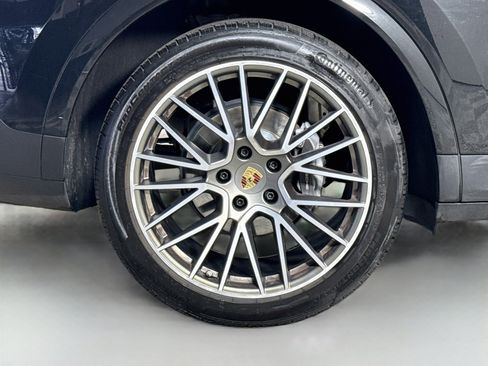 Used 2023 Porsche Cayenne Platinum Edition AWD/4WD image 33