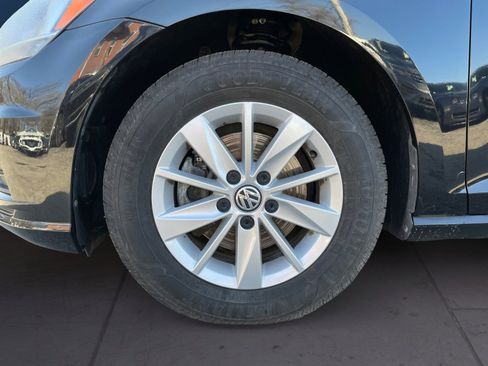 Used 2018 Volkswagen Golf S image 21