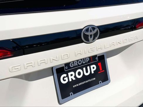 Used 2024 Toyota Grand Highlander Limited image 32