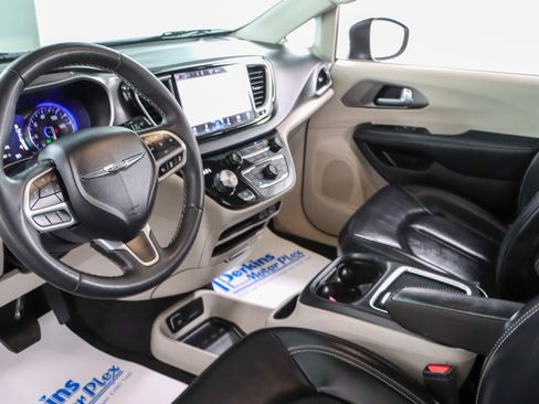 Used 2023 Chrysler Pacifica Touring-L FWD image 23
