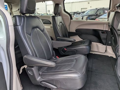 Used 2022 Chrysler Pacifica Touring-L image 21