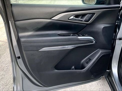 Used 2025 Chevrolet Traverse LT image 23