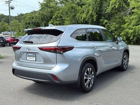 Certified 2024 Toyota Highlander XLE AWD/4WD image 6