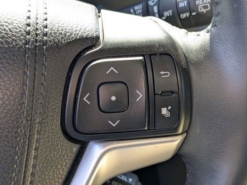 Used 2016 Toyota Highlander Limited image 26