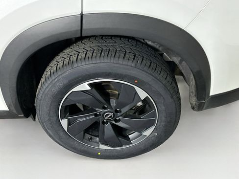 Used 2025 Nissan Rogue SV image 11