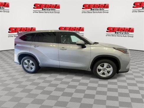Used 2024 Toyota Highlander LE FWD image 3