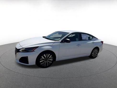 Used 2025 Nissan Altima 2.5 SV FWD image 8