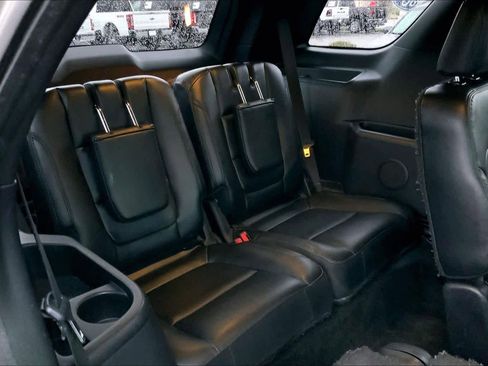 Used 2017 Ford Explorer XLT w/ Equipment Group 202A image 17