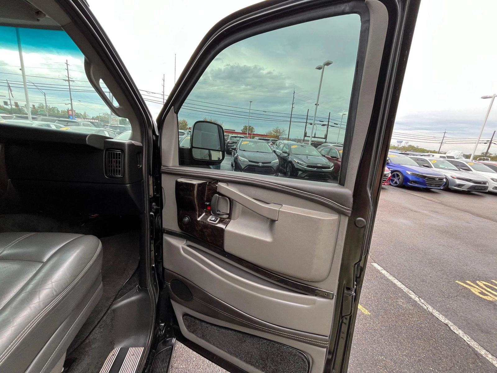 Used 2018 Chevrolet Express 2500 Extended w/ Enhanced Convenience Package RWD image 46