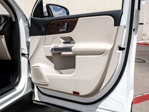 Used 2023 Mercedes-Benz EQB 300 4MATIC image 43