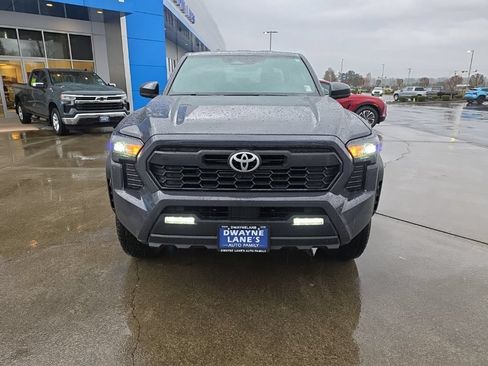 Used 2025 Toyota Tacoma TRD Off-Road AWD/4WD image 9