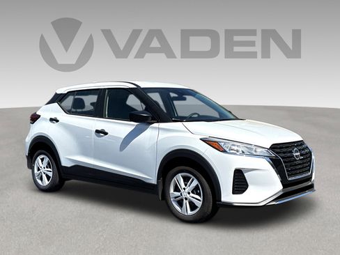 Used 2025 Nissan Kicks Play S image 1