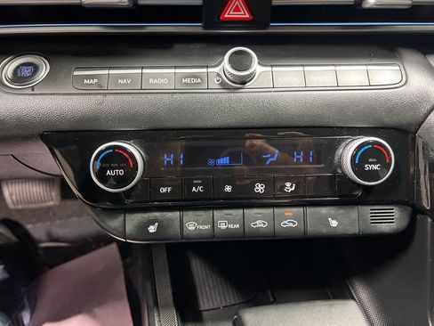 Used 2025 Hyundai Elantra SEL image 28