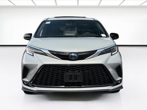 Used 2024 Toyota Sienna XSE w/ XSE Plus Package FWD image 2