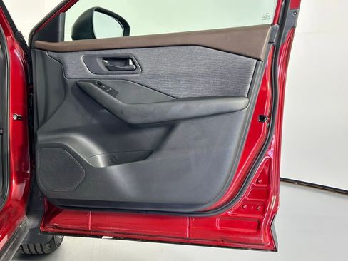 Used 2023 Nissan Rogue S image 8