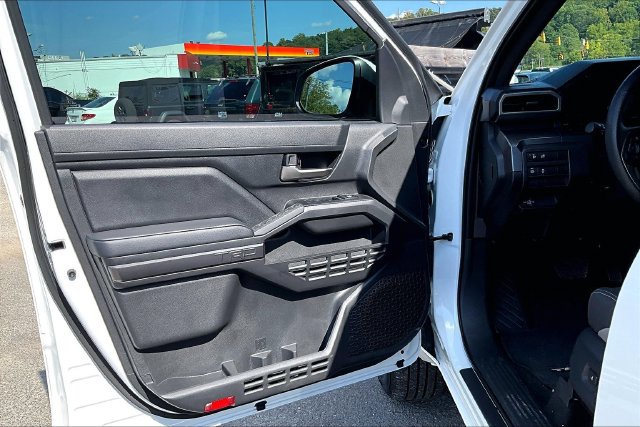 Used 2025 Toyota Tacoma TRD Off-Road AWD/4WD image 17
