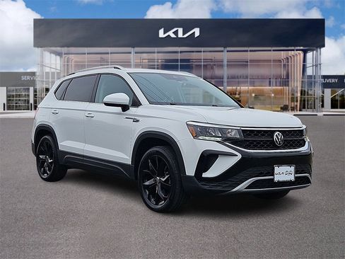 Used 2023 Volkswagen Taos SE image 1