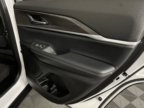 Certified 2024 Jeep Grand Cherokee Limited image 31