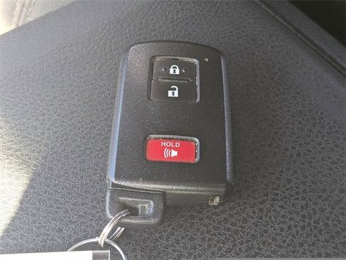 Used 2018 Toyota Tacoma TRD Sport image 31