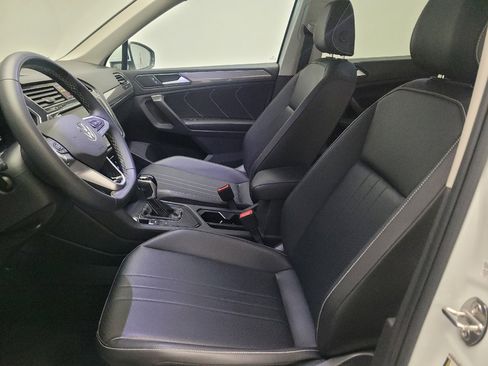 Used 2023 Volkswagen Tiguan SE w/ Panoramic Sunroof Package FWD image 17