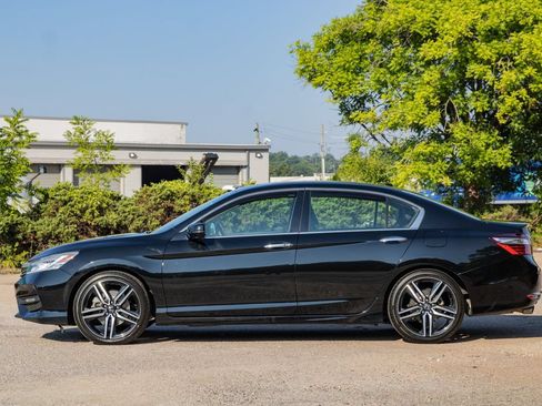 Used 2017 Honda Accord Touring image 8