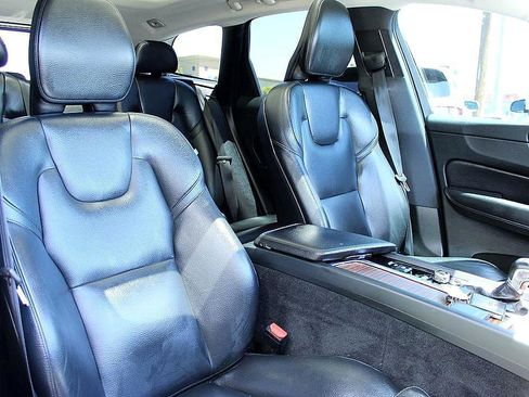 Used 2019 Volvo XC60 T6 Momentum w/ Advanced Package image 17