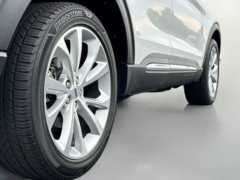 Used 2023 Ford Explorer Platinum w/ Technology Package AWD/4WD image 15