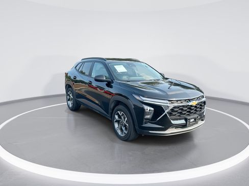 Used 2025 Chevrolet Trax LT w/ LT Convenience Package FWD image 2