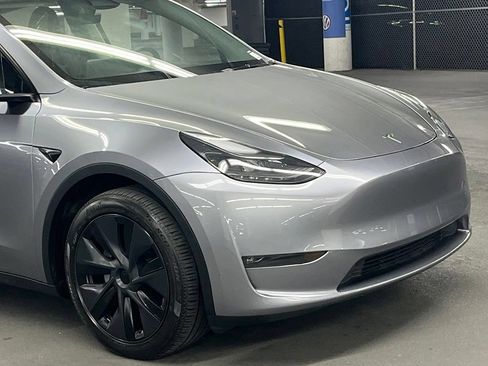 Used 2024 Tesla Model Y Long Range AWD/4WD image 37