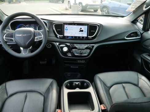 Used 2025 Chrysler Pacifica Select FWD image 10