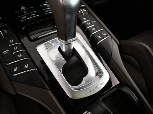 Used 2017 Porsche Cayenne Platinum Edition image 31