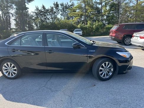 Used 2015 Toyota Camry XLE image 2