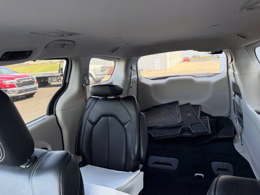 Used 2024 Chrysler Pacifica Touring-L FWD image 25