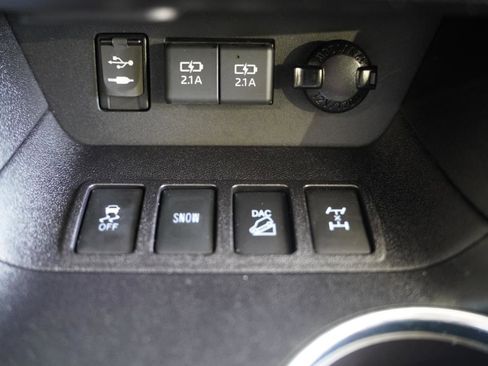 Used 2019 Toyota Highlander XLE w/ Carpet Mat Package (TMS) AWD/4WD image 23