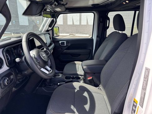 Used 2025 Jeep Wrangler Unlimited Sahara AWD/4WD image 25