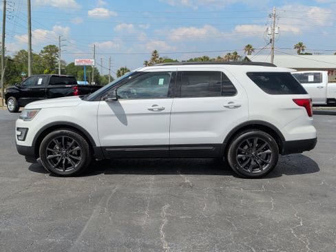 Used 2017 Ford Explorer XLT w/ Equipment Group 202A FWD image 10