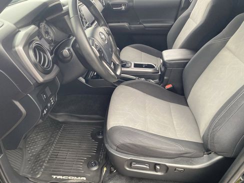 Used 2020 Toyota Tacoma TRD Sport w/ Technology Package image 19