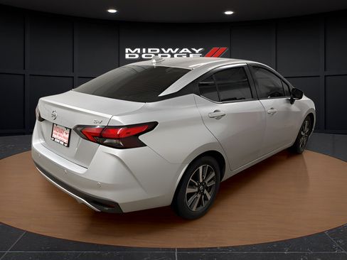 Used 2021 Nissan Versa SV FWD image 4
